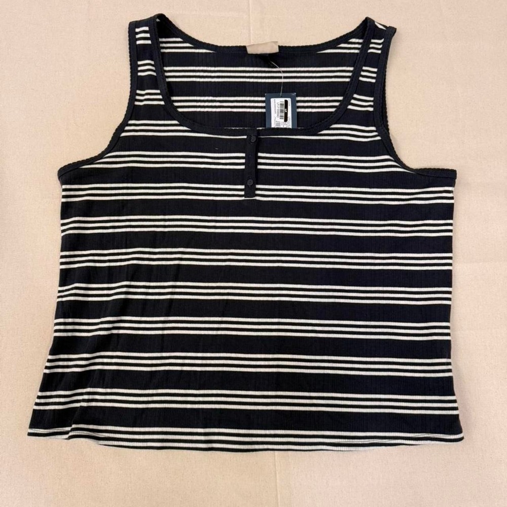 Black & white striped ribbed tank top 🖤🤍